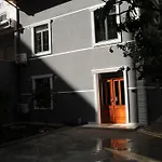 Hostal H