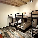 H Hostal *