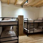 Hostal H *
