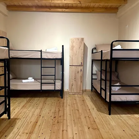 Albergue H *