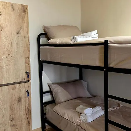 Albergue H *