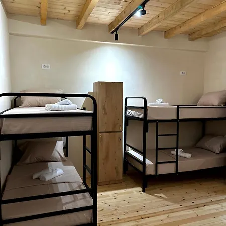 Albergue H *