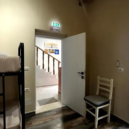 H Hostel Τίρανα