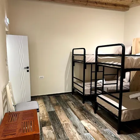 אכסניה H טיראנה