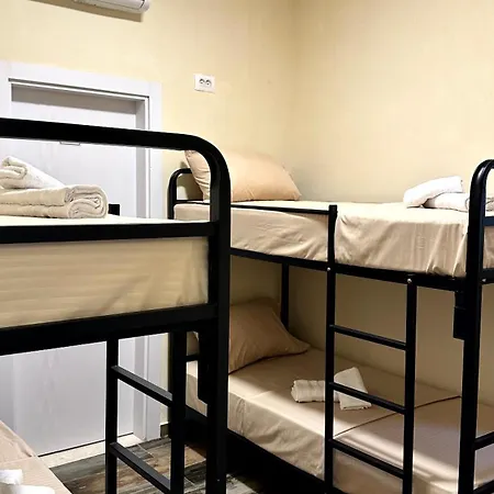 H אכסניה טיראנה