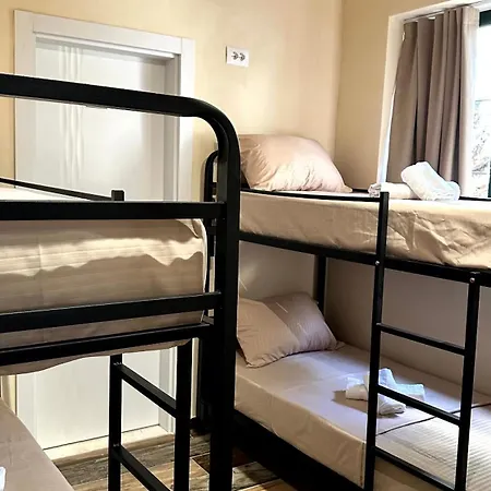 H Hostel Τίρανα