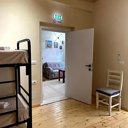 H Hostel Τίρανα